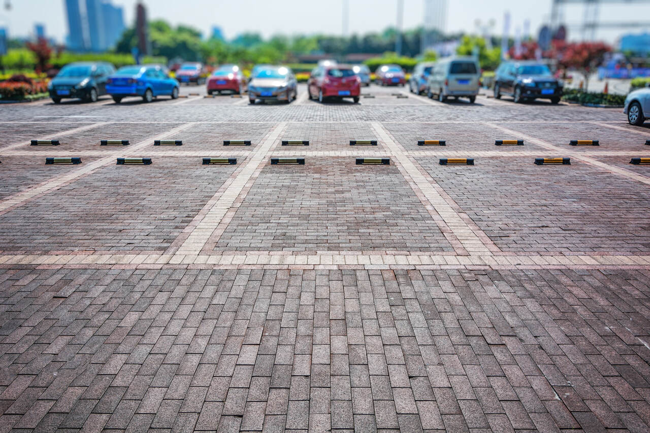 Inteligentne systemy parkingowe – oszczędność czasu i energii dla kierowców